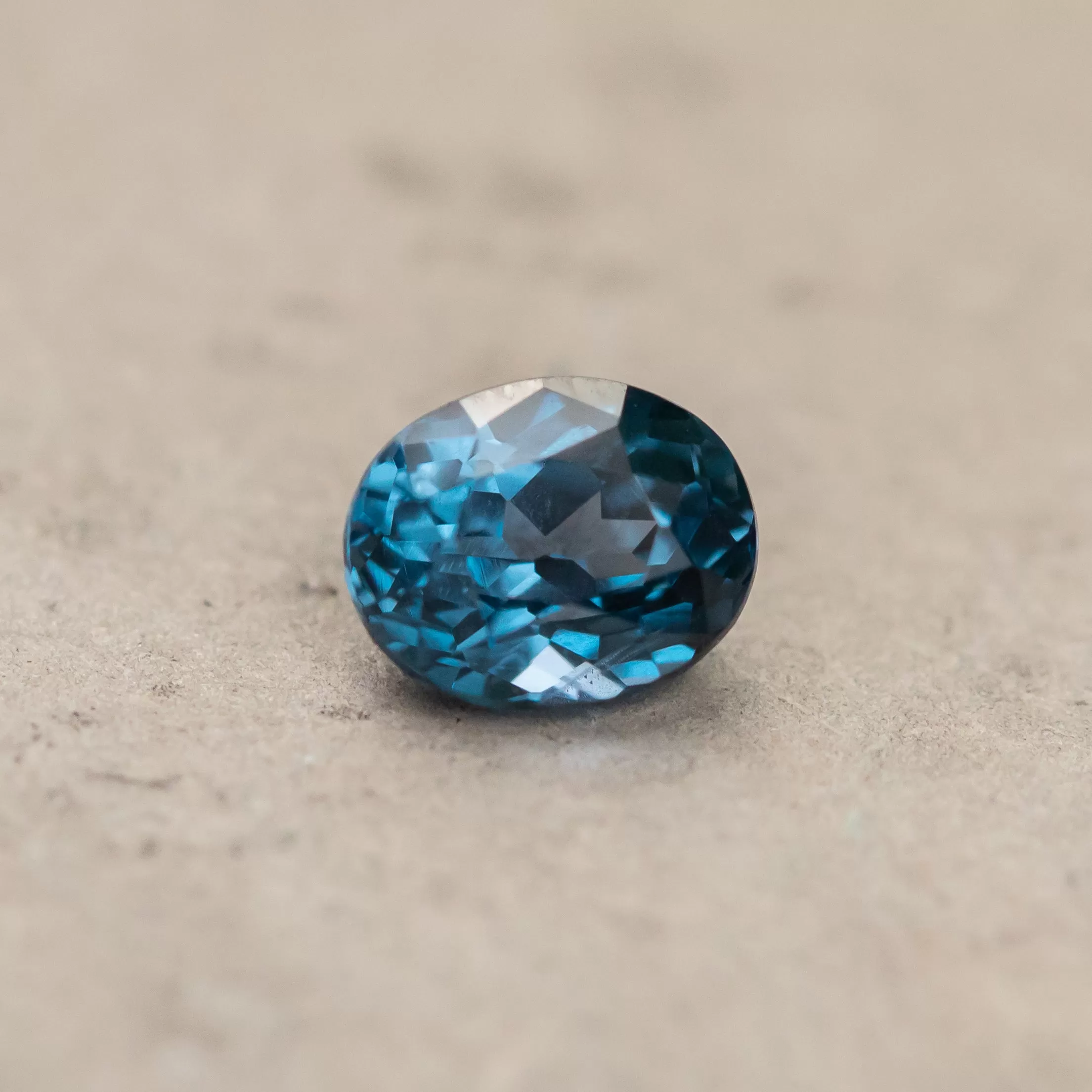 1.37CT OVAL SPINEL, COBALT BLUE WITH PERIWINKLE, 7.1X5.7X4.5MM