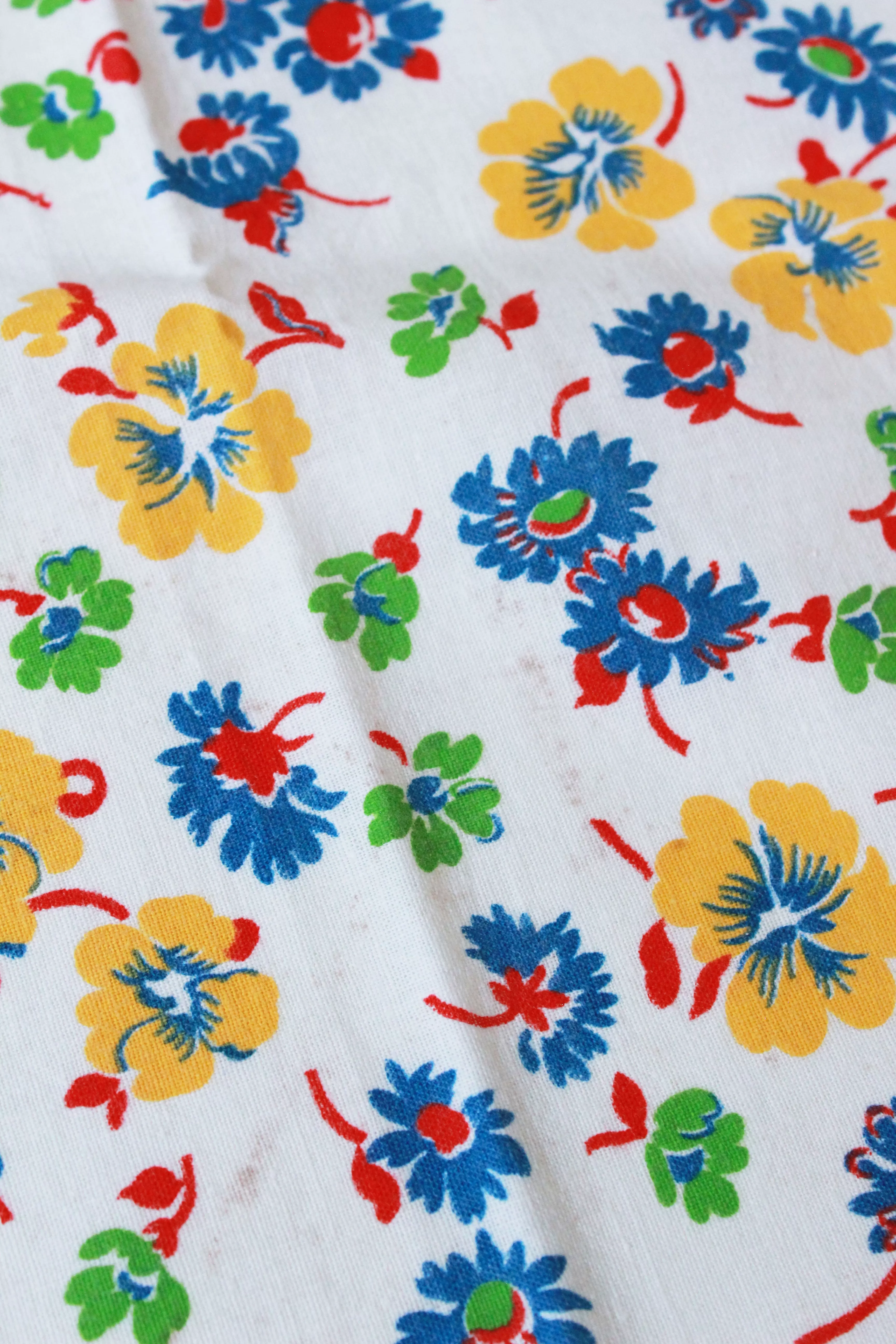 1940s Feedsack Fabric in Primary Colour Flowers, Red, Blue, Green, Yellow. Vintage Fabric, Mid Century