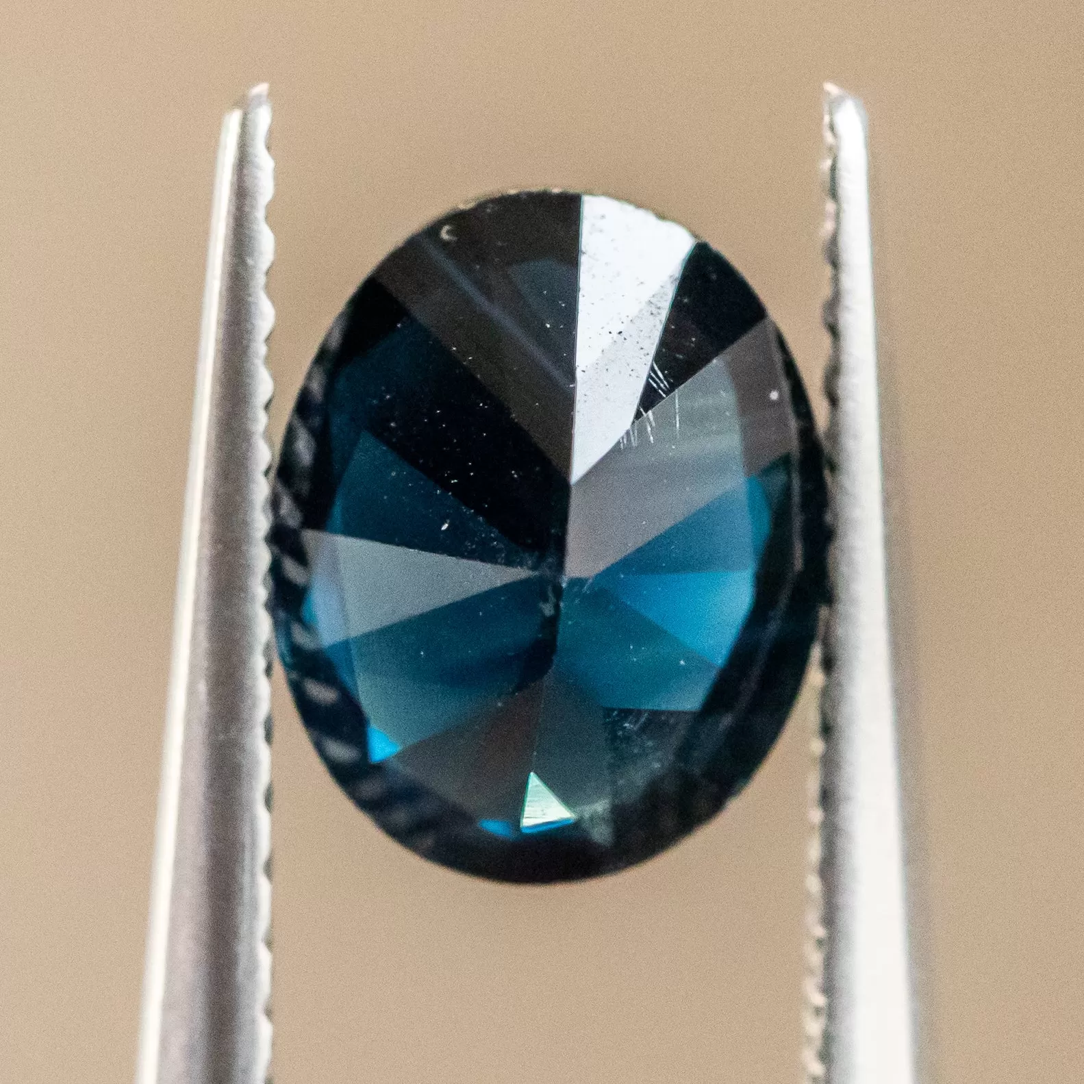 2.38CT OVAL NIGERIAN SAPPHIRE, DEEP OCEAN BLUE WITH GROWTH LINES, 8.59X6.9X4.82MM, UNTREATED