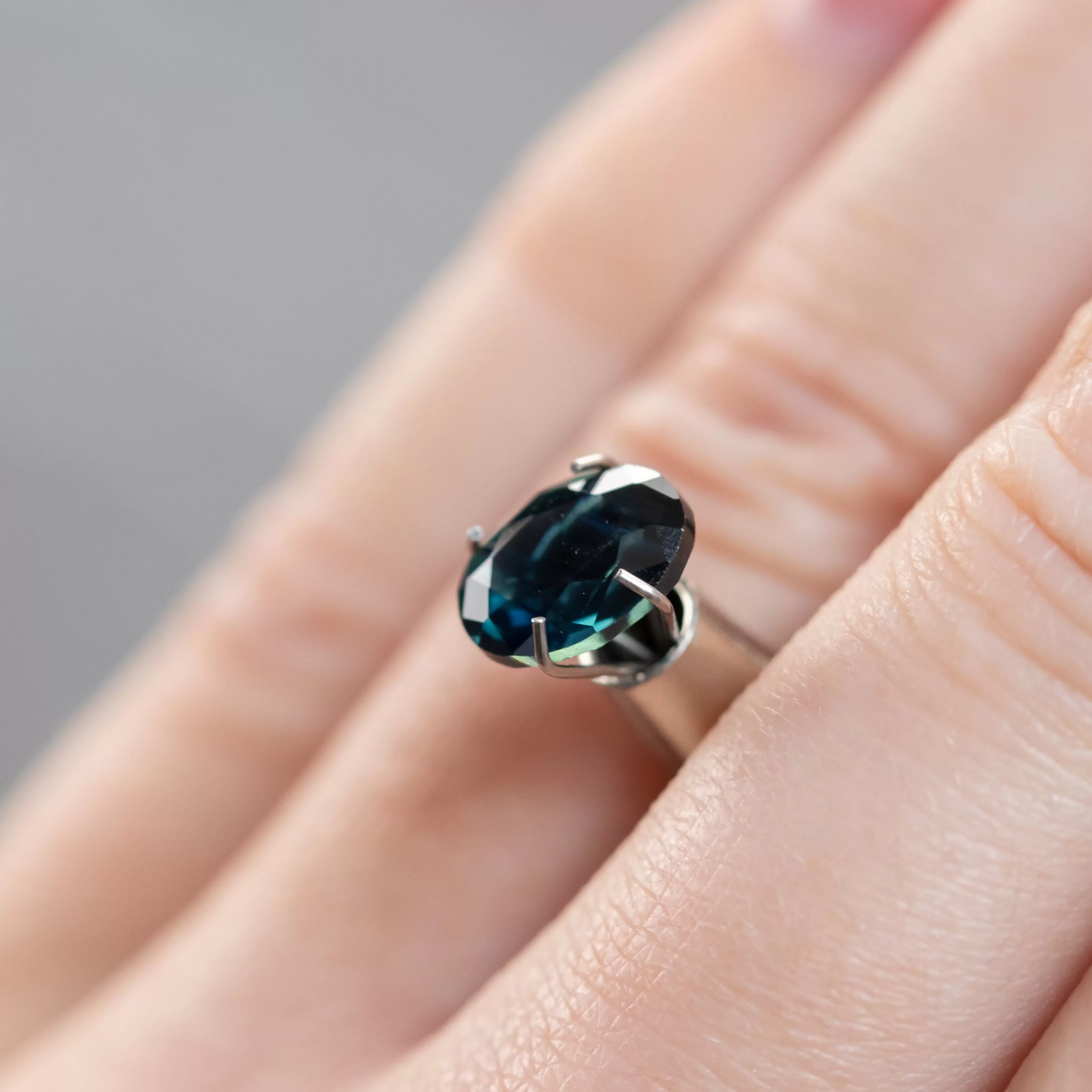 2.38CT OVAL NIGERIAN SAPPHIRE, DEEP OCEAN BLUE WITH GROWTH LINES, 8.59X6.9X4.82MM, UNTREATED