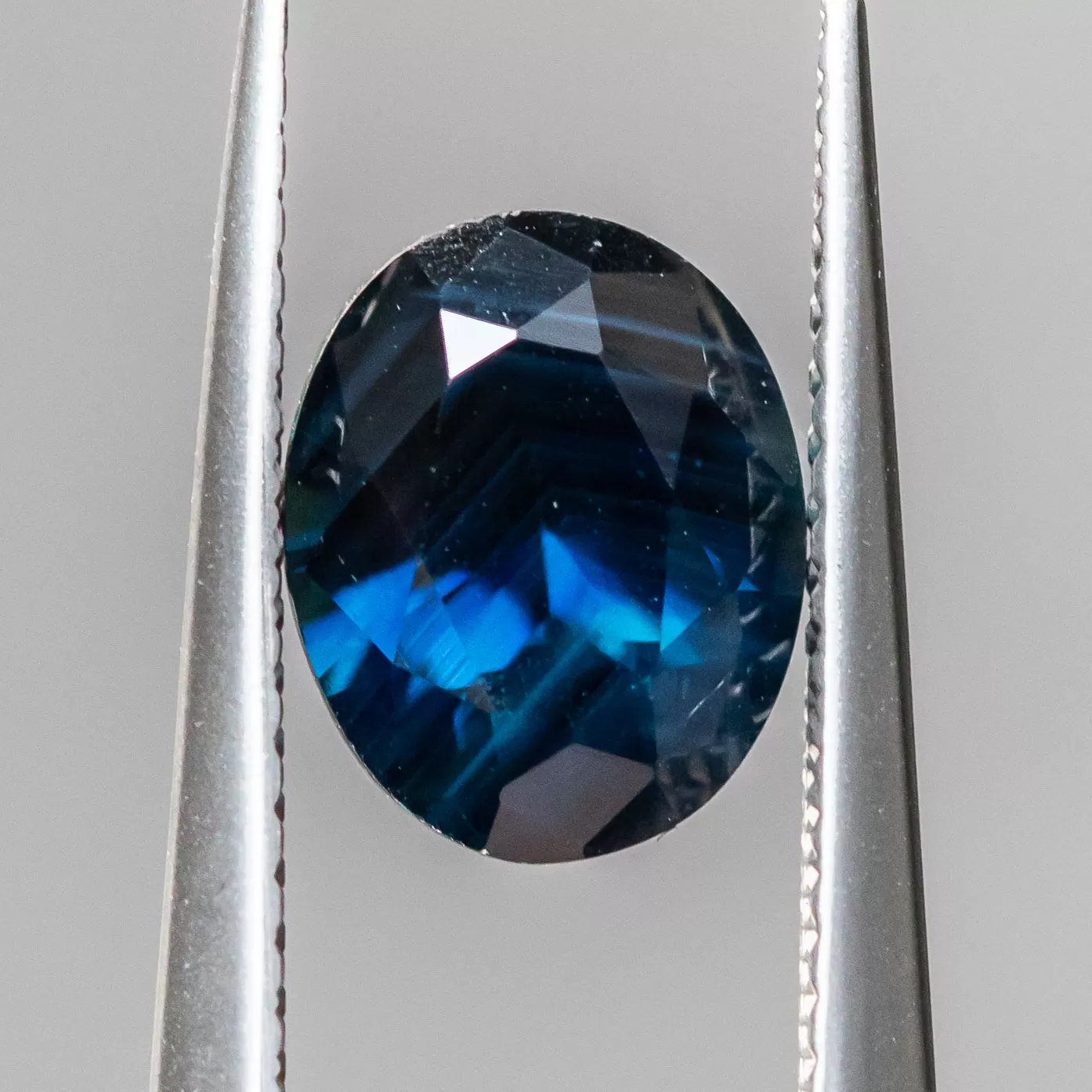 2.38CT OVAL NIGERIAN SAPPHIRE, DEEP OCEAN BLUE WITH GROWTH LINES, 8.59X6.9X4.82MM, UNTREATED